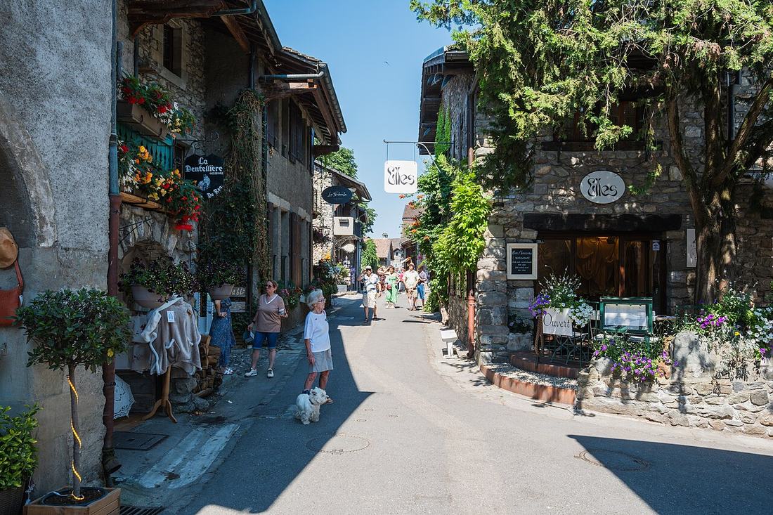 Rue d'un village médiéval, Yvoire