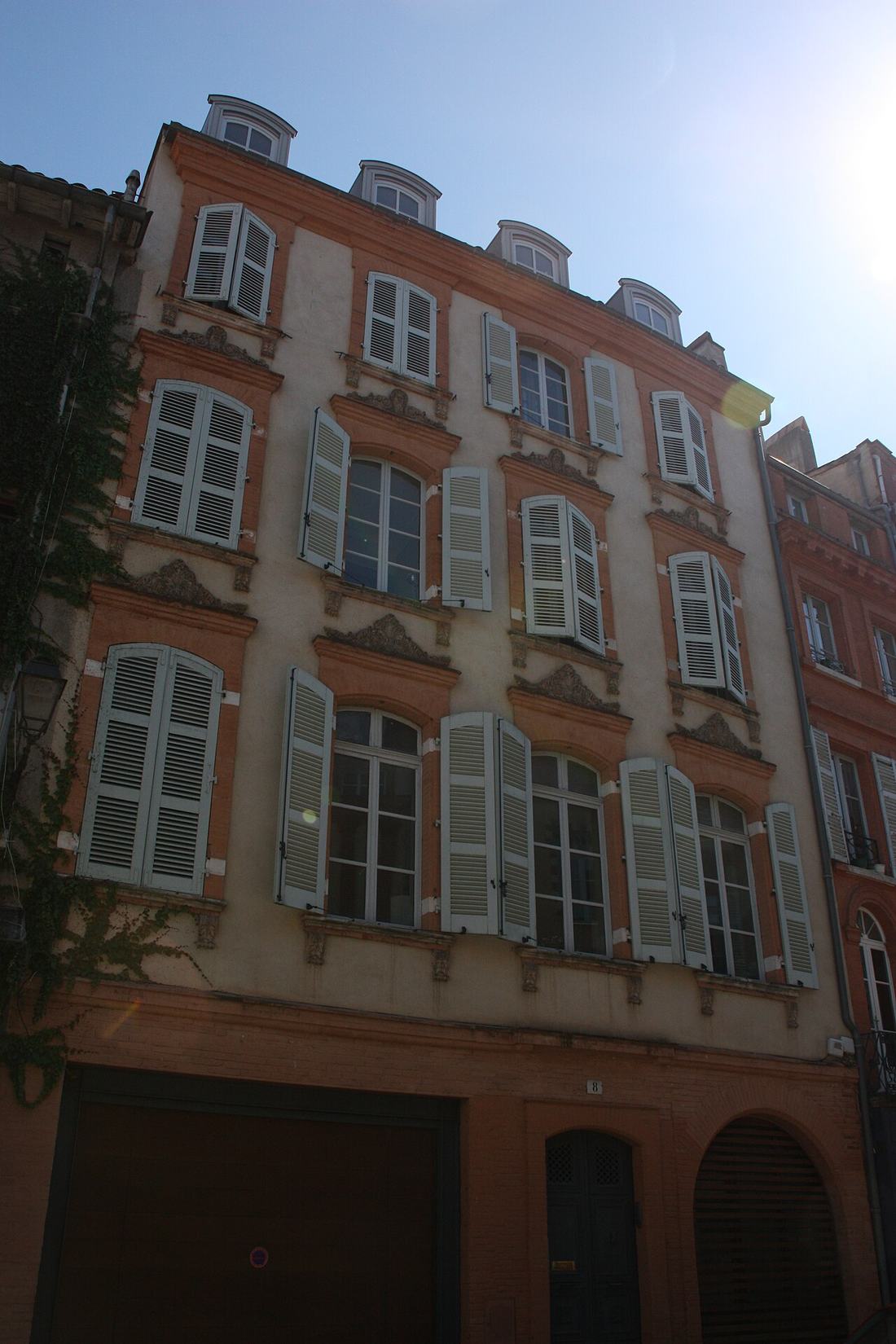 Immeuble en brique rose à Toulouse